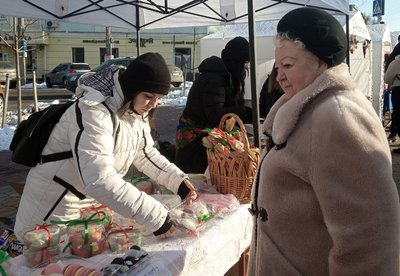 На ярмарку волонтери продавали солодощі власного виробництва На ярмарку волонтери продавали солодощі власного виробництва
