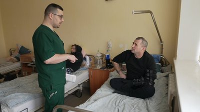 Куля пройшла наскрізь, зламала ребра: на Вінниччині оборонець лікується після поранення Куля пройшла наскрізь, зламала ребра: на Вінниччині оборонець лікується після поранення