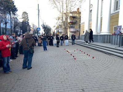У Вінниці вшанували пам'ять загиблих у Маріупольському драмтеатрі У Вінниці вшанували пам'ять загиблих у Маріупольському драмтеатрі