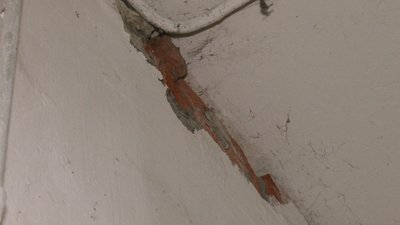 Тріщини, патьоки на стінах та недороблені відкоси: який вигляд після ремонту має будинок на Чорновола у Чернігові Тріщини, патьоки на стінах та недороблені відкоси: який вигляд після ремонту має будинок на Чорновола у Чернігові