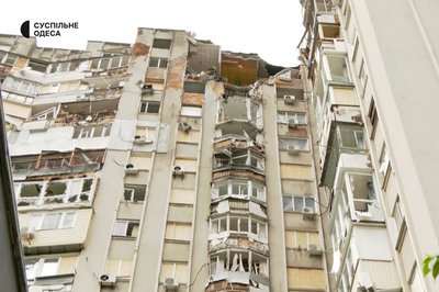 Будинок без людей: в Одесі відселяють мешканців багатоповерхівки, в яку 1 травня влучив дрон Будинок без людей: в Одесі відселяють мешканців багатоповерхівки, в яку 1 травня влучив дрон