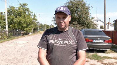 "50 метрів не можна було проїхати": у селищі на Волині люди самотужки латають дорогу "50 метрів не можна було проїхати": у селищі на Волині люди самотужки латають дорогу