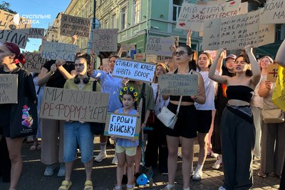 Одесити вдруге вийшли на акцію проти законопроєкту, що послаблює НАБУ та САП Одесити вдруге вийшли на акцію проти законопроєкту, що послаблює НАБУ та САП