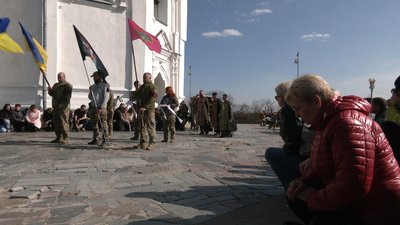 "Дуже шкода, що молоді так гинуть": у Чернігові попрощалися з трьома військовослужбовцями "Дуже шкода, що молоді так гинуть": у Чернігові попрощалися з трьома військовослужбовцями