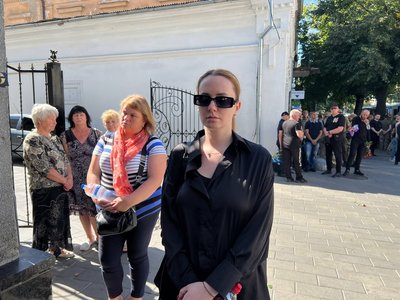 Ліза Терещук на прощанні із Олександром Кривизюком