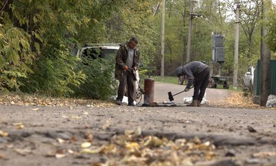 "Ремонтуємо своїми руками": в Івківцях на Черкащині місцеві жителі самотужки латають дорогу "Ремонтуємо своїми руками": в Івківцях на Черкащині місцеві жителі самотужки латають дорогу