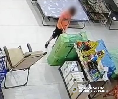 Пожежа в київському гіпермаркеті: дитина підпалила коробку запальничкою Пожежа в київському гіпермаркеті: дитина підпалила коробку запальничкою