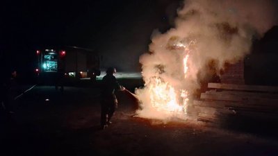 Знищені вантажівки, загорілися пиломатеріали: внаслідок атаки РФ сталися пожежі у двох районах Чернігівщини Знищені вантажівки, загорілися пиломатеріали: внаслідок атаки РФ сталися пожежі у двох районах Чернігівщини