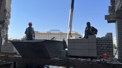 Зруйнований КАБом житловий під’їзд відновлюють у середмісті Харкова Зруйнований КАБом житловий під’їзд відновлюють у середмісті Харкова