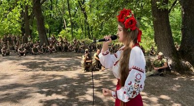 "Дрони кружляли під час виступу": історія співачки з Одещини, яка проводить концерти на фронті "Дрони кружляли під час виступу": історія співачки з Одещини, яка проводить концерти на фронті