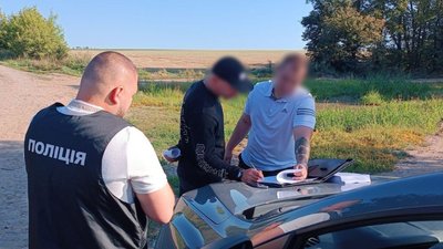 На Черкащині викрили угрупування, яке, за версією слідства, займалося підпільною торгівлею фальсифікованих тютюну та алкоголю На Черкащині викрили угрупування, яке, за версією слідства, займалося підпільною торгівлею фальсифікованих тютюну та алкоголю
