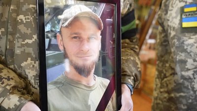 "Військові служать або воюють": у Хмельницькому попрощалися із двома захисниками
