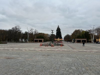 У Кременчуці почали монтаж новорічної ялинки