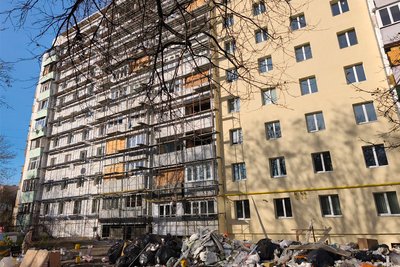 Будинок на бульварі Героїв Крут у Чернівцях, який був пошкоджений внаслідок атаки РФ