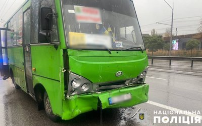 У Києві не поділили дорогу дві маршрутки: є постраждалі пасажири У Києві не поділили дорогу дві маршрутки: є постраждалі пасажири