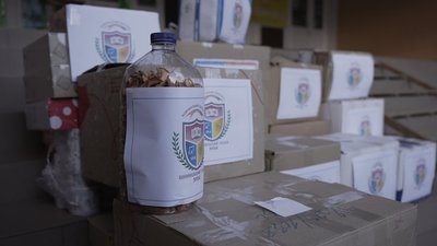 "Ми любимо ЗСУ": вінницький ліцей передав бійцям позашляховик та прилад нічного бачення "Ми любимо ЗСУ": вінницький ліцей передав бійцям позашляховик та прилад нічного бачення
