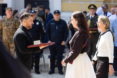 Орден "Золота Зірка" вручив президент родині Героя України Олександра Подвишенного з Рівного Орден "Золота Зірка" вручив президент родині Героя України Олександра Подвишенного з Рівного