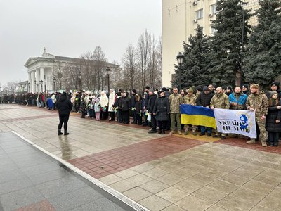 Створили "ланцюг єдності" та випустили в небо 25 голубів: у місті на Черкащині відзначили День Соборності Створили "ланцюг єдності" та випустили в небо 25 голубів: у місті на Черкащині відзначили День Соборності