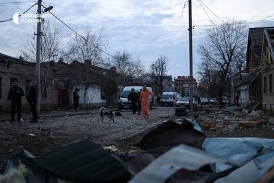 Місцеві жилети посеред зруйнованої вулиці в центрі Херсона після російського авіаудару по місту 2 лютого Місцеві жилети посеред зруйнованої вулиці в центрі Херсона після російського авіаудару по місту 2 лютого