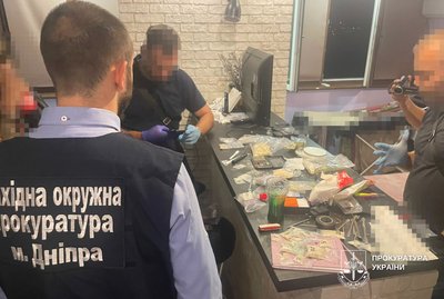 Наркотики на 5 млн грн, зброя та засоби конспірації — у Дніпрі викрили оптовий канал збуту Наркотики на 5 млн грн, зброя та засоби конспірації — у Дніпрі викрили оптовий канал збуту