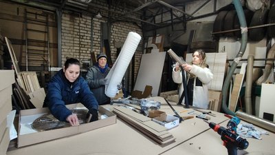 Жінки під час роботи на мебельній фабриці Жінки під час роботи на мебельній фабриці