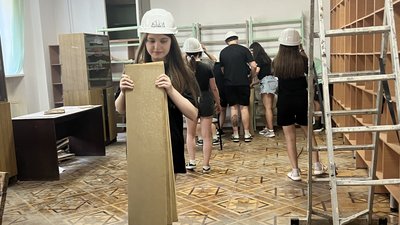Молодь відновлює бібліотеку в деокупованій Рогані Молодь відновлює бібліотеку в деокупованій Рогані