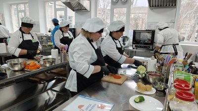 Кухарки підвищують кваліфікацію у кулінарному хабі Кухарки підвищують кваліфікацію у кулінарному хабі