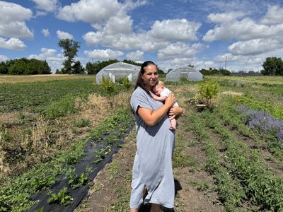 Від інженерки до екофермерки: як переселенка з Донеччини відбудовує своє життя на новому місці Від інженерки до екофермерки: як переселенка з Донеччини відбудовує своє життя на новому місці