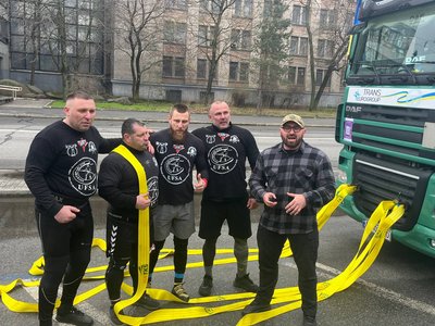 Командний рекорд: у Дніпрі четверо атлетів протягнули 18-тонну фуру на 20 метрів за 16,72 секунди Командний рекорд: у Дніпрі четверо атлетів протягнули 18-тонну фуру на 20 метрів за 16,72 секунди