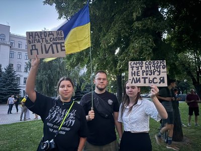 "Рада завтра на роботу". Дніпро мітингує проти закону щодо НАБУ та САП: день третій "Рада завтра на роботу". Дніпро мітингує проти закону щодо НАБУ та САП: день третій