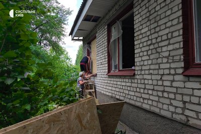 Пошкоджені житлові будинки у Дарницькому районі Києва: для мешканців розгорнули штаб допомоги Пошкоджені житлові будинки у Дарницькому районі Києва: для мешканців розгорнули штаб допомоги