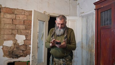 “Давай я тебе поцілую”: як боєць виводив із заціпеніння побратима під час бою “Давай я тебе поцілую”: як боєць виводив із заціпеніння побратима під час бою