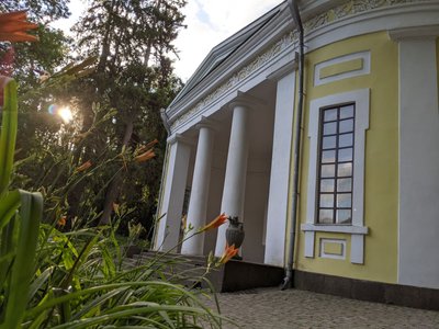 Кімната "у водоспаді" та прогулянка підземною річкою: що подивитися у дендропарку на Черкащині у липні Кімната "у водоспаді" та прогулянка підземною річкою: що подивитися у дендропарку на Черкащині у липні