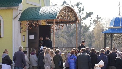 На Вінниччині попрощалися з подружжям, яке загинуло під час ракетного обстрілу столиці На Вінниччині попрощалися з подружжям, яке загинуло під час ракетного обстрілу столиці