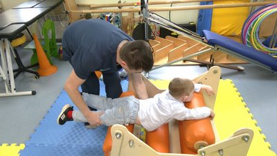 Завдяки регулярній роботі з фізичним терапевтом у Матвія з'явилася сила в м'язах Завдяки регулярній роботі з фізичним терапевтом у Матвія з'явилася сила в м'язах