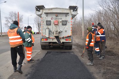 Підрядники латають ями на дорогах державного значення на Харківщині Підрядники латають ями на дорогах державного значення на Харківщині