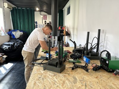 Переселенець із Харкова виготовляє та ремонтує дрони і РЕБи для воїнів Переселенець із Харкова виготовляє та ремонтує дрони і РЕБи для воїнів