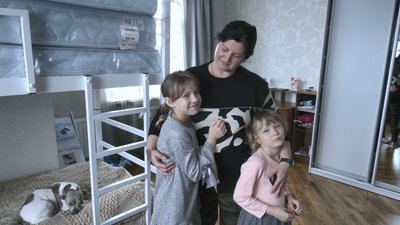 Оксана Кульшан разом із прийомними доньками Оксана Кульшан разом із прийомними доньками