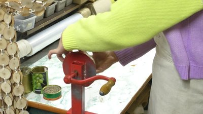 В Ужгороді виготовляють окопні свічки для військових на передовій В Ужгороді виготовляють окопні свічки для військових на передовій