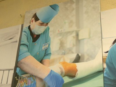 Світлина, де медсестра Віра Теравська накладає пов'язку пацієнту Світлина, де медсестра Віра Теравська накладає пов'язку пацієнту