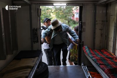 Евакуація цивільних з мікрорайону Корабел. Мешканцям допомагають зручно розміститись у кабіні броньованої автівки, яка буде виїздити на швидкості через загрозу обстрілу та скидів з дронів. Херсон, 4 серпня 2025 року