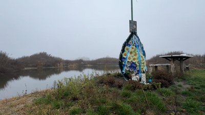 На місці загибелі українського пілота Дениса Кирилюка на Чернігівщині утворилося озеро На місці загибелі українського пілота Дениса Кирилюка на Чернігівщині утворилося озеро