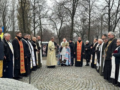 Свічки пам'яті: у Черкасах вшанували жертв Голодоморів Свічки пам'яті: у Черкасах вшанували жертв Голодоморів