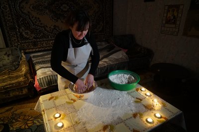 Наталія Кабашна робить тісто для обрядових різдвяних пряників "панянок" Наталія Кабашна робить тісто для обрядових різдвяних пряників "панянок"