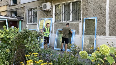 Для будинків, які пошкодило внаслідок обстрілу РФ 17 червня у Полтаві, привезли другу партію вікон Для будинків, які пошкодило внаслідок обстрілу РФ 17 червня у Полтаві, привезли другу партію вікон