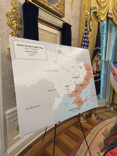 Мапа України з промаркованими нібито окупованими РФ територіями в Овальному кабінеті Білого Дому США, 18 серпня 2025 року Мапа України з промаркованими нібито окупованими РФ територіями в Овальному кабінеті Білого Дому США, 18 серпня 2025 року