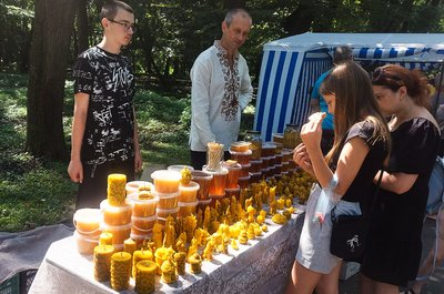 Пасічники привезли продукцію бджільництва на ярмарок Пасічники привезли продукцію бджільництва на ярмарок