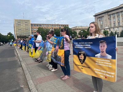 "Наш обовʼязок нагадувати про них": у Черкасах відбулася акція на підтримку зниклих та полонених "Наш обовʼязок нагадувати про них": у Черкасах відбулася акція на підтримку зниклих та полонених