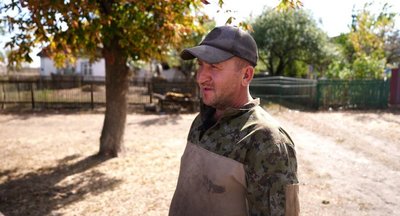 "Одні сльози з ранку до вечора": як в прифронтовій Андріївці на Дніпропетровщині живуть останні люди