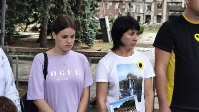 "Хвилиною мовчання" вшанували героїв: у Миколаєві відбулося спецпогашення благодійної марки "Хвилиною мовчання" вшанували героїв: у Миколаєві відбулося спецпогашення благодійної марки
